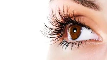 Mirada de impacto pero con efecto natural, el truco está en la máscara de pestañas 
