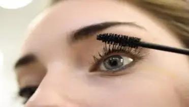 Rímel natural: Belleza y cuidado en una sola aplicación         