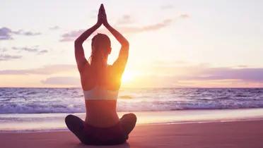 Yoga frente al mar: una conexión cuerpo-mente-naturaleza La práctica del yoga ha ganado popularidad en los últimos años,